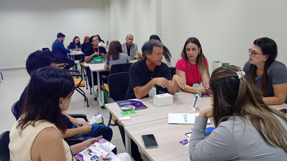 Empresários reunidos em mesas